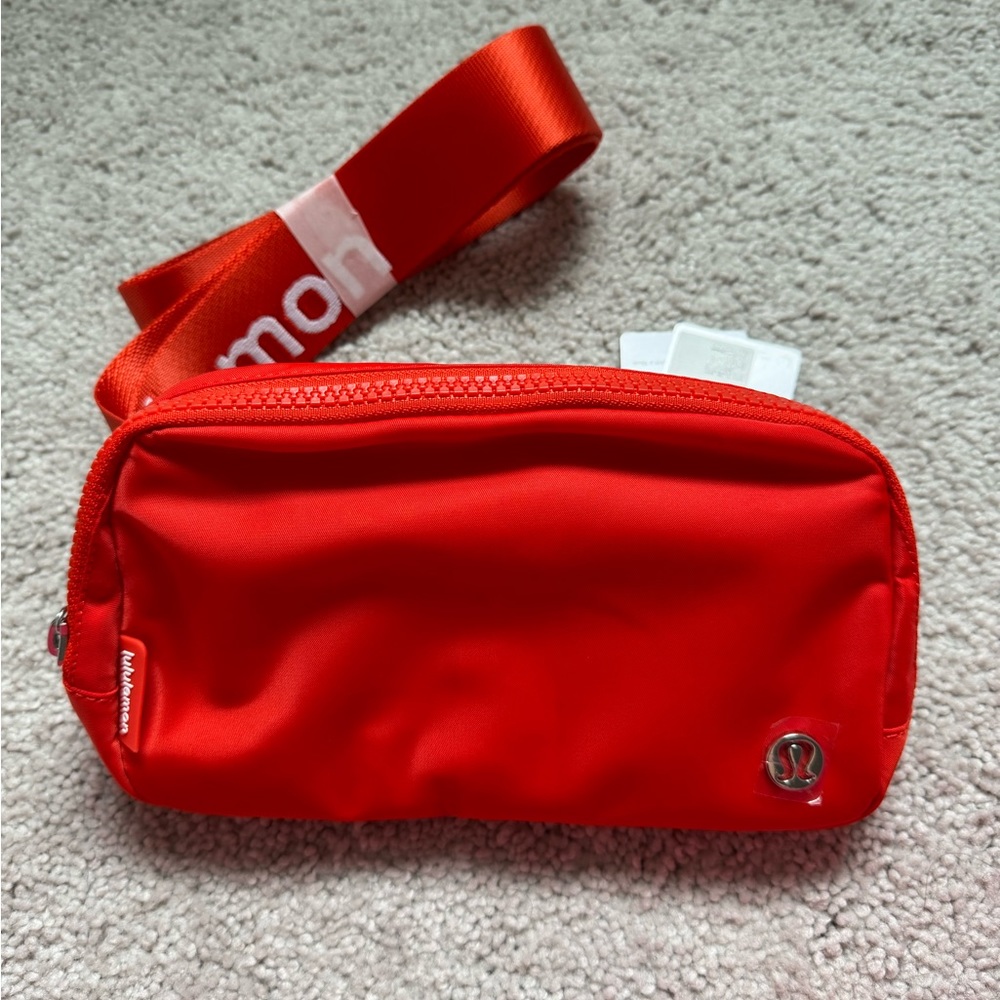 Lululemon Everywhere Belt Bag 1L Solar Orange/White